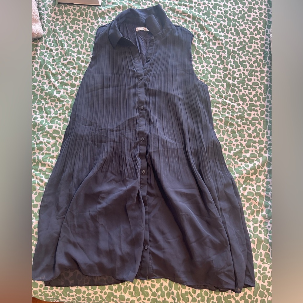 Chic Sleeveless Navy Dress with Buttons